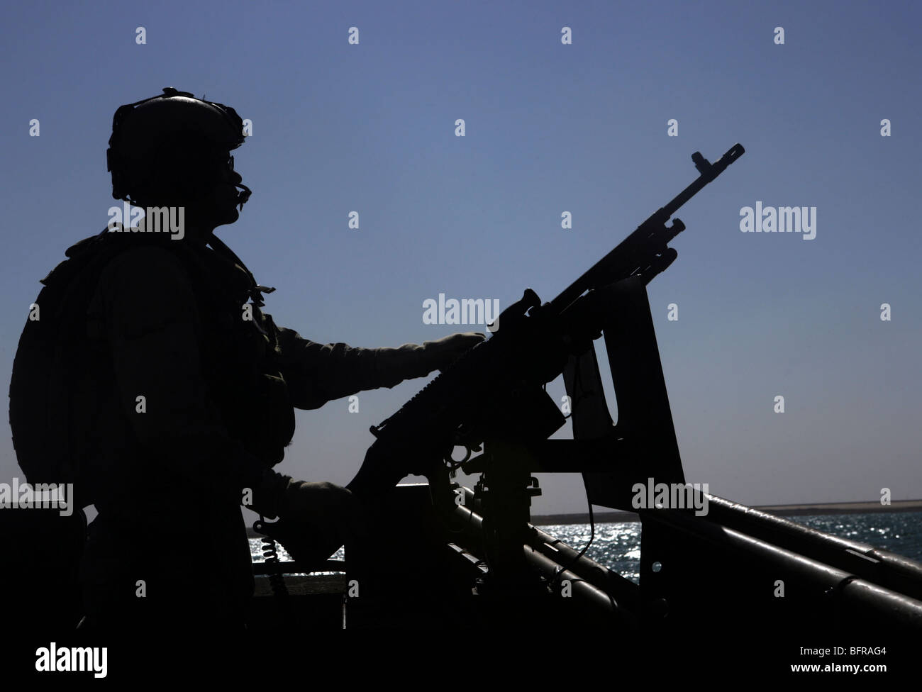 Tecnico dei sistemi informativi aziendali manning un M240 mitragliatrice al Lago Quadsiyah vicino a Haditha, Iraq. Foto Stock