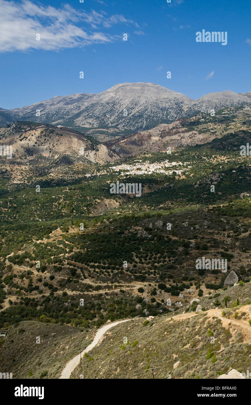 Dh maschi IERAPETRA Grecia CRETA Valley e Dikti paesino di montagna situato nella campagna cretese Foto Stock