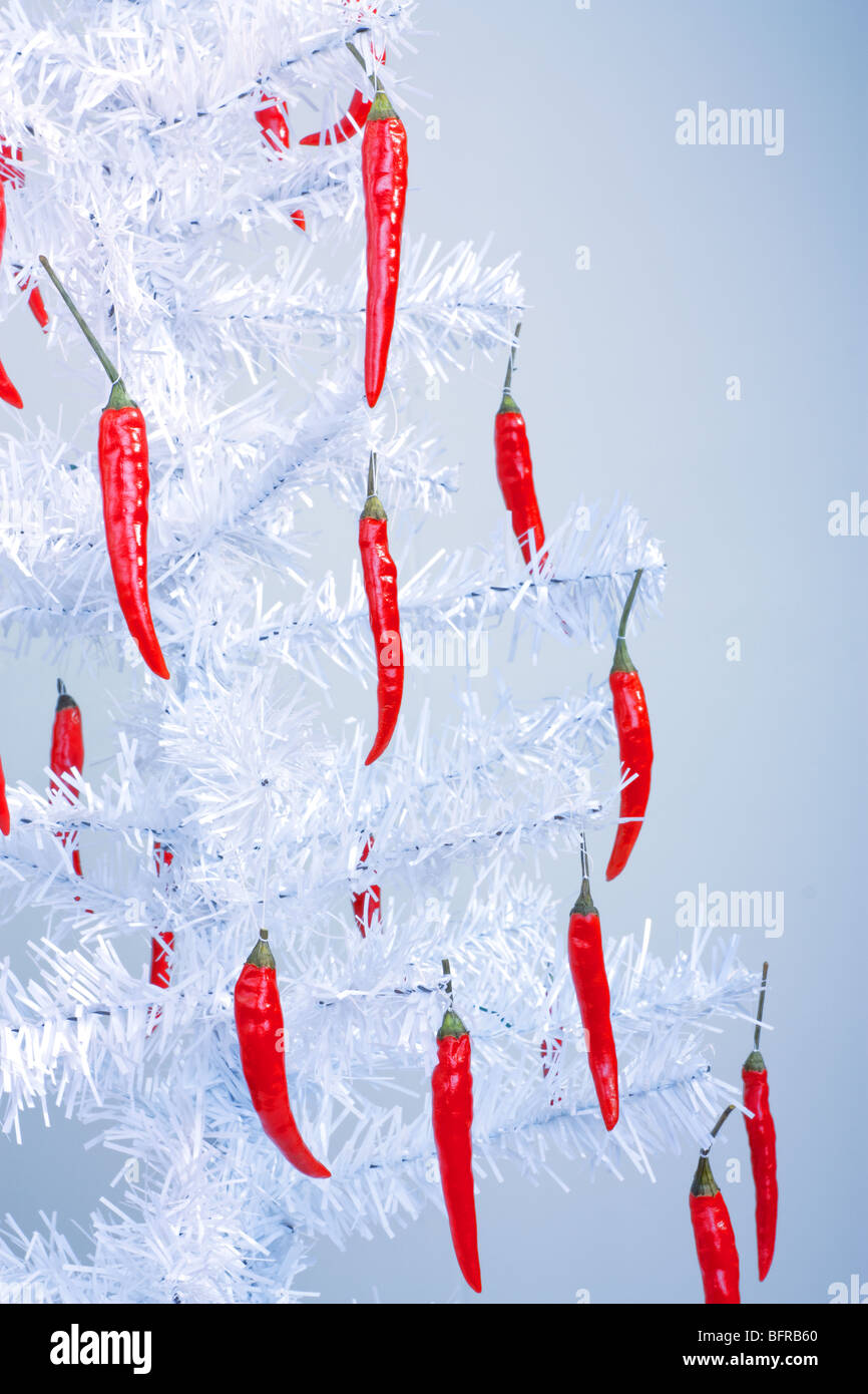 Astratto bianco artificiale di albero di natale con un fresco e peperoncino rosso come decorazione Foto Stock Astratto bianco artificiale di albero di natale con un fresco e peperoncino rosso come decorazione Foto Stock