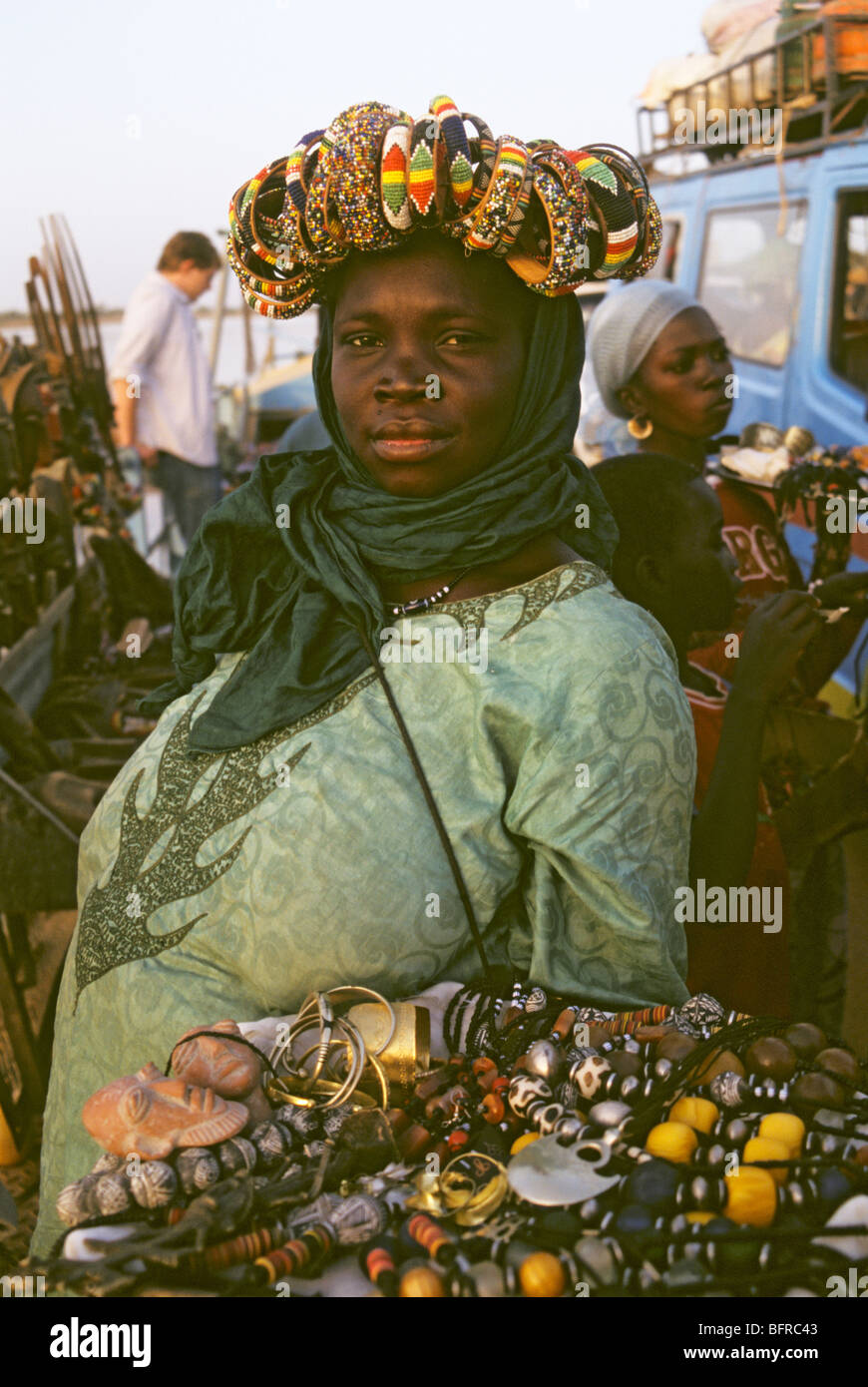 Un fornitore vende a mano gioielli a bordo di un traghetto durante l attraversamento del fiume Niger Foto Stock