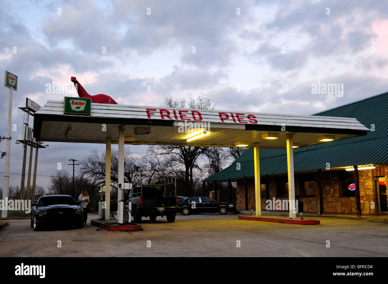 Stazione di gas e torta fritta. Oklahoma, Stati Uniti d'America. Foto Stock