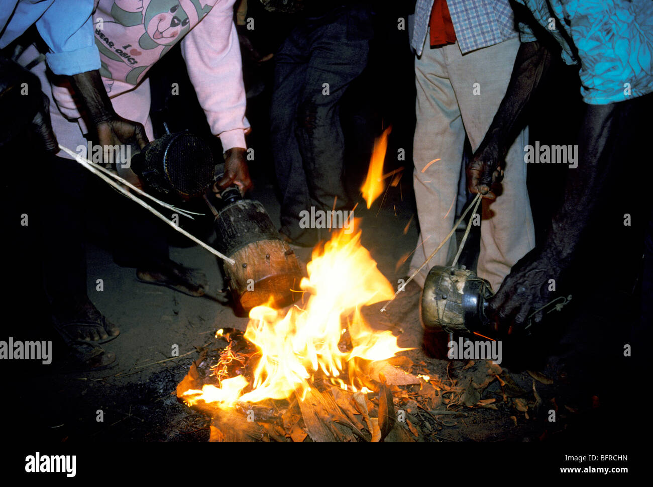 Makonde uomini Riscaldamento tamburi per Mapico dance Mpeme village Foto Stock