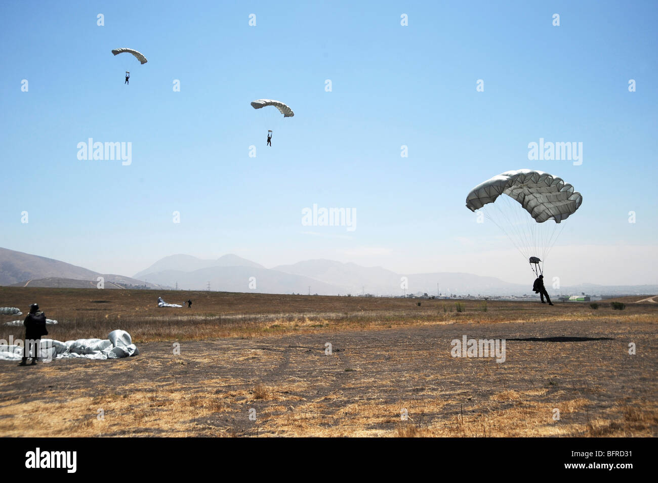 Freefall parachute jumper avvicinando il tridente nella zona di caduta in San Diego. Foto Stock