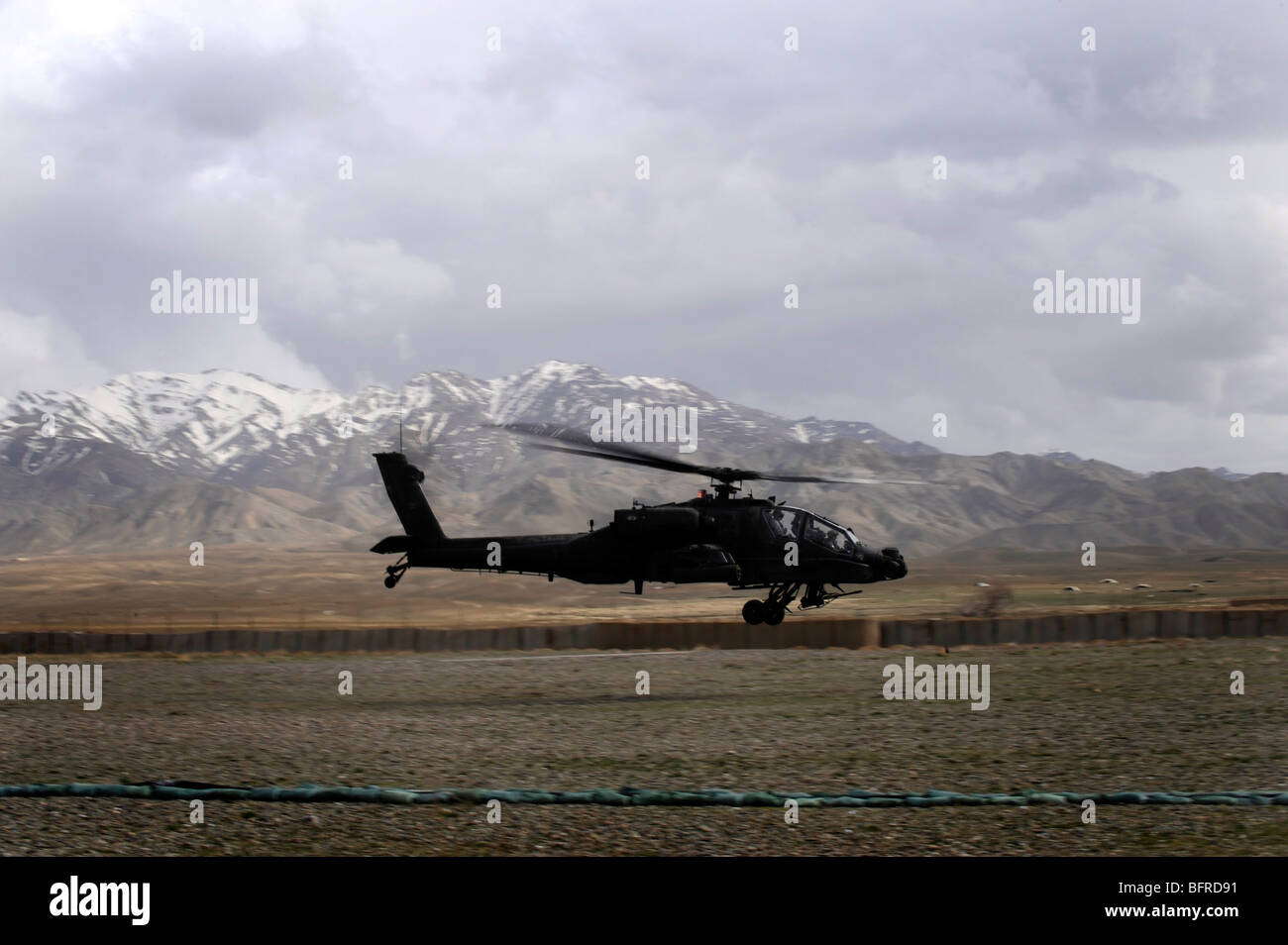 Aprile 12, 2009 - Un AH-64A Apache decolla da Avanzamento base operativa Gardez. Foto Stock