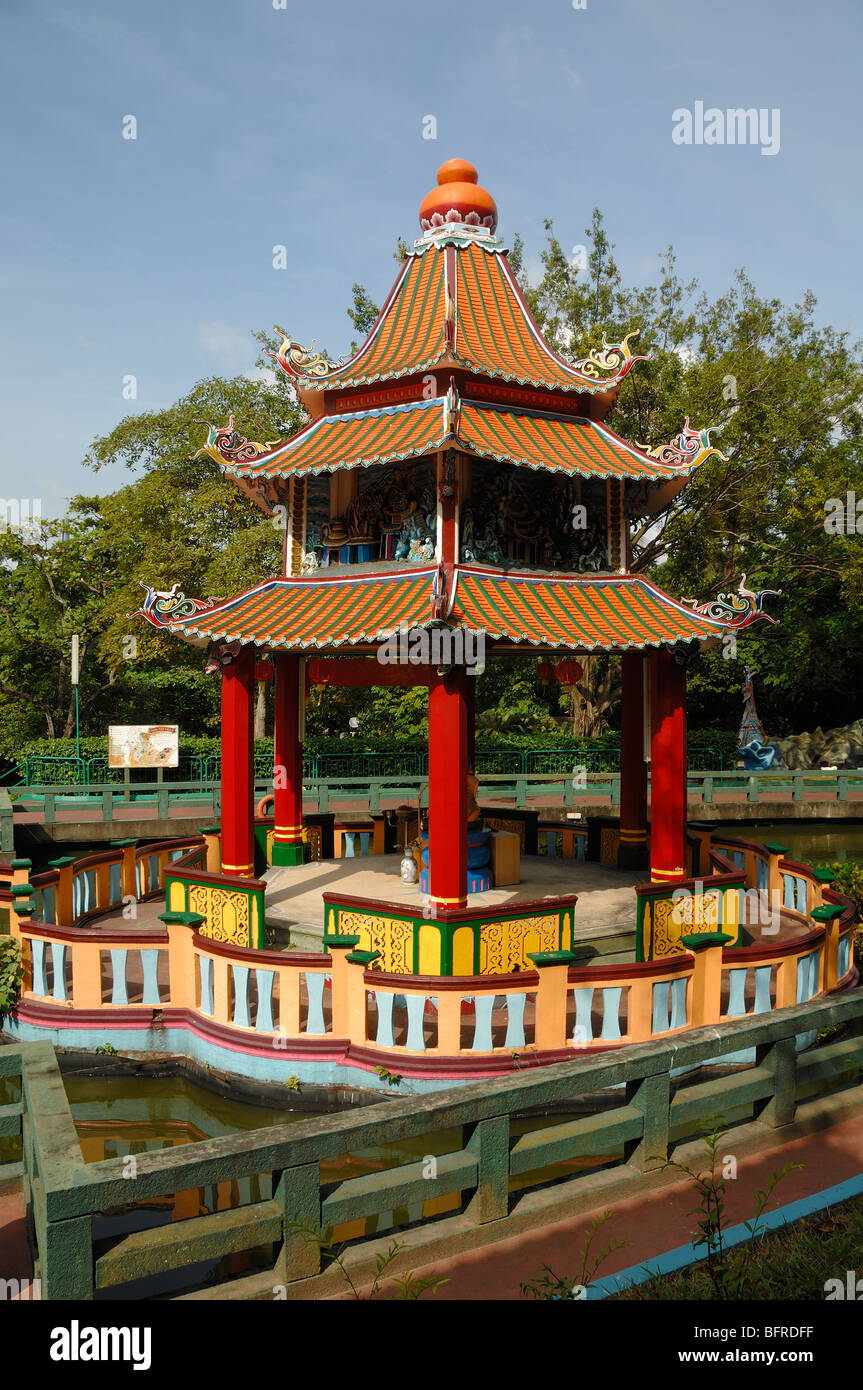 Principale Pagoda Cinese e stagno di pesci, al Giardino dei Balsari della Tigre o al Parco a tema dei Giardini dei Balsari della Tigre, Singapore Foto Stock