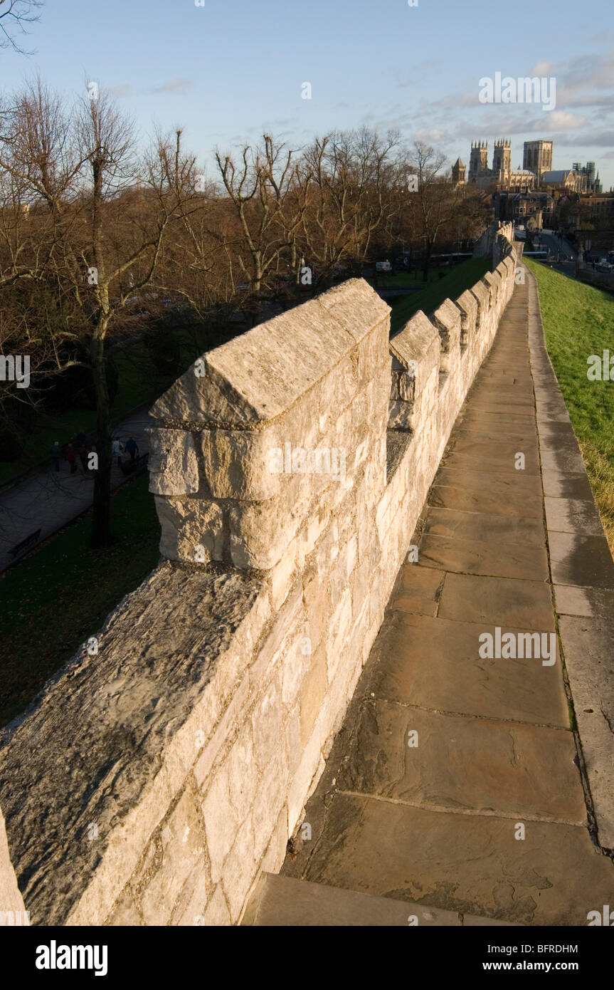 York city pareti regno unito nord yorkshire centro città centro minster in background murata della città romana di storia le difese del regno Unito ha difeso Foto Stock