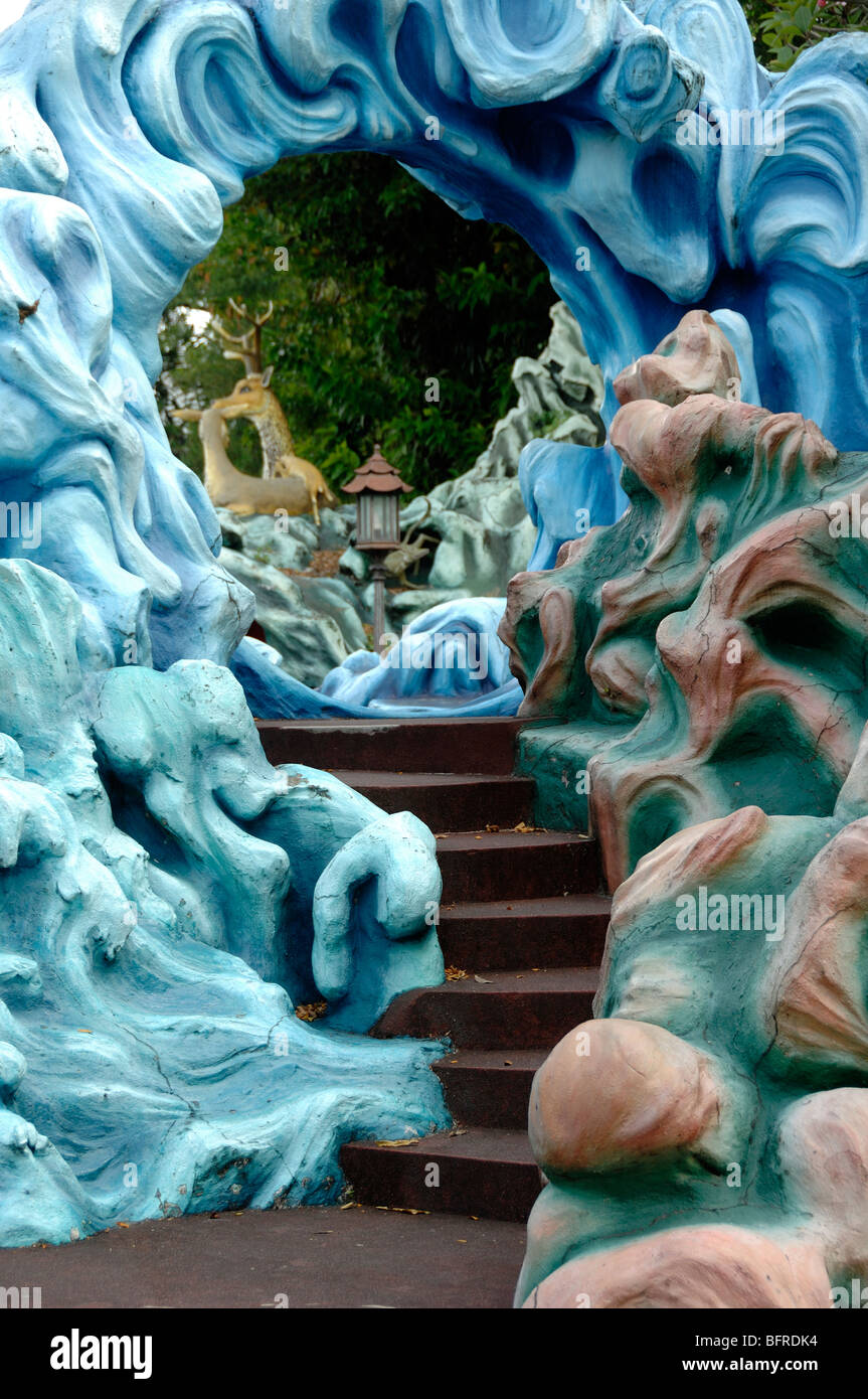 Blue Arch, scalinate da giardino e percorso attraverso il parco a tema Tiger Balm Gardens, Singapore Foto Stock