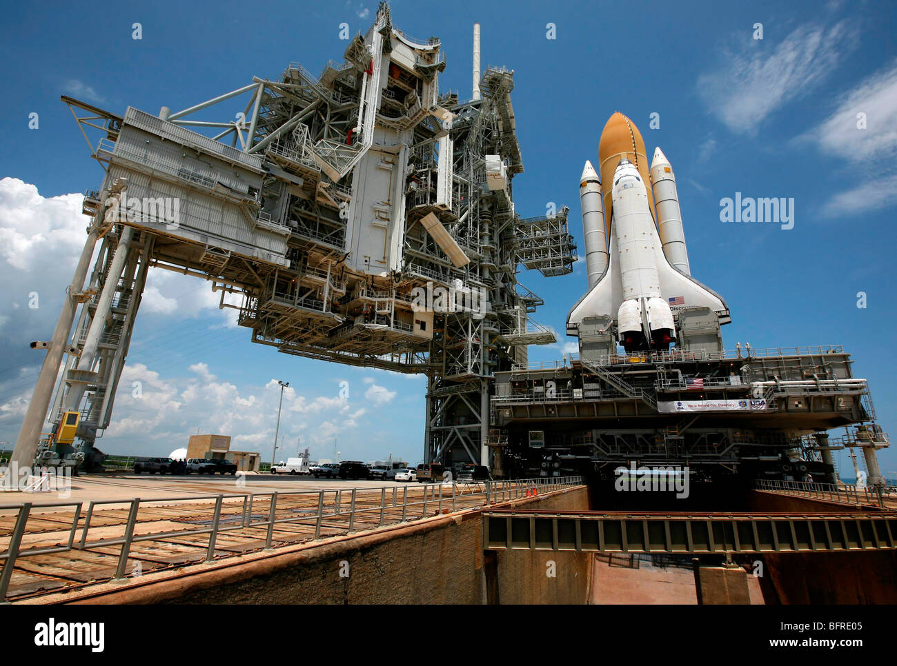 Lo Space Shuttle Discovery in cima il mobile piattaforma di lancio. Foto Stock