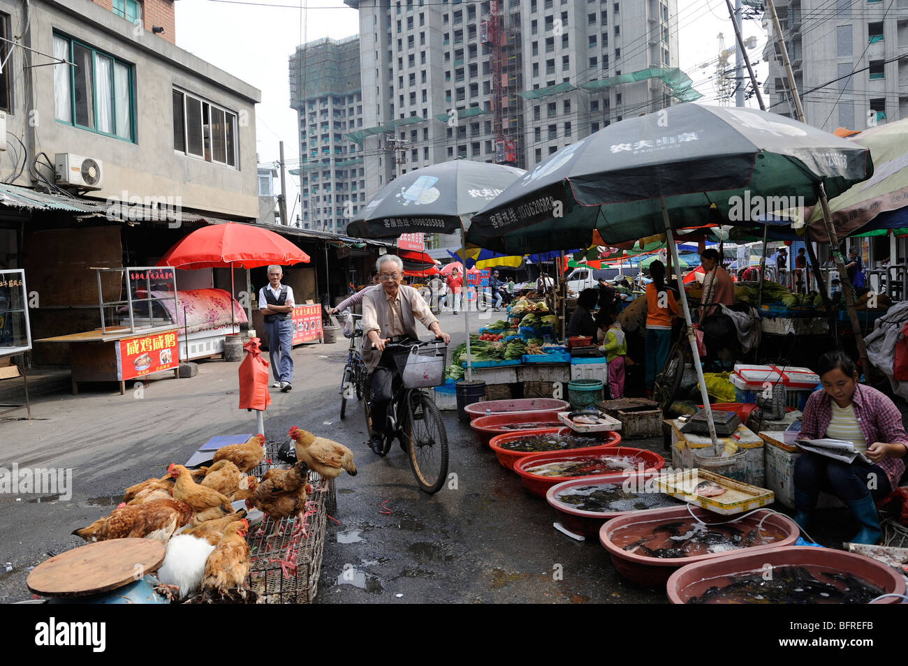 Un mercato aperto vicino a edifici residenziali in costruzione a Shanghai in Cina.12-ott-2009 Foto Stock