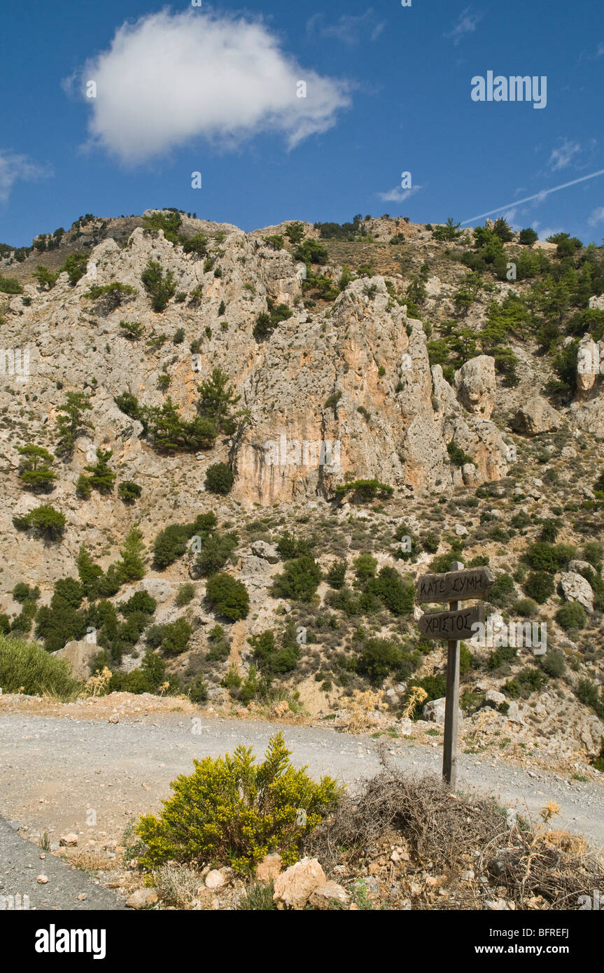 Dh area Metaxochori IERAPETRA Grecia CRETA la lingua greca cartello indicatore sulla montagna cretese via strada Foto Stock