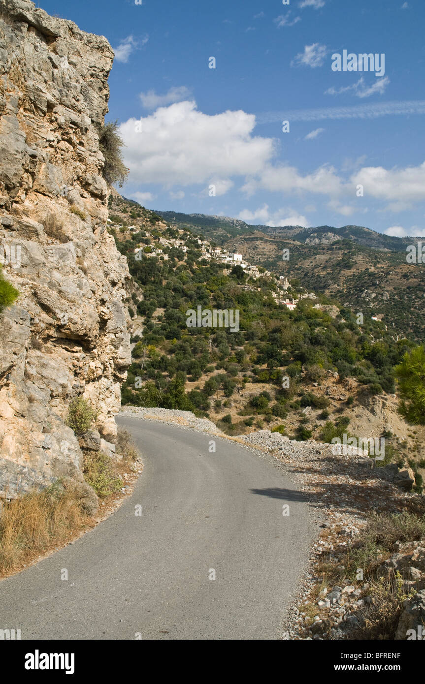 Dh Christos IERAPETRA Grecia CRETA strada di montagna e villaggio cretese su pendio Foto Stock