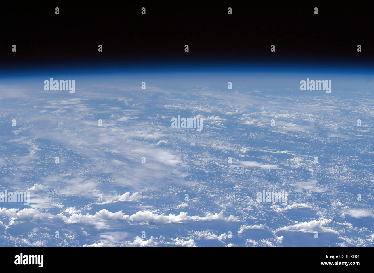 Una linea obliqua di vista orizzonte dell'atmosfera della terra. Foto Stock