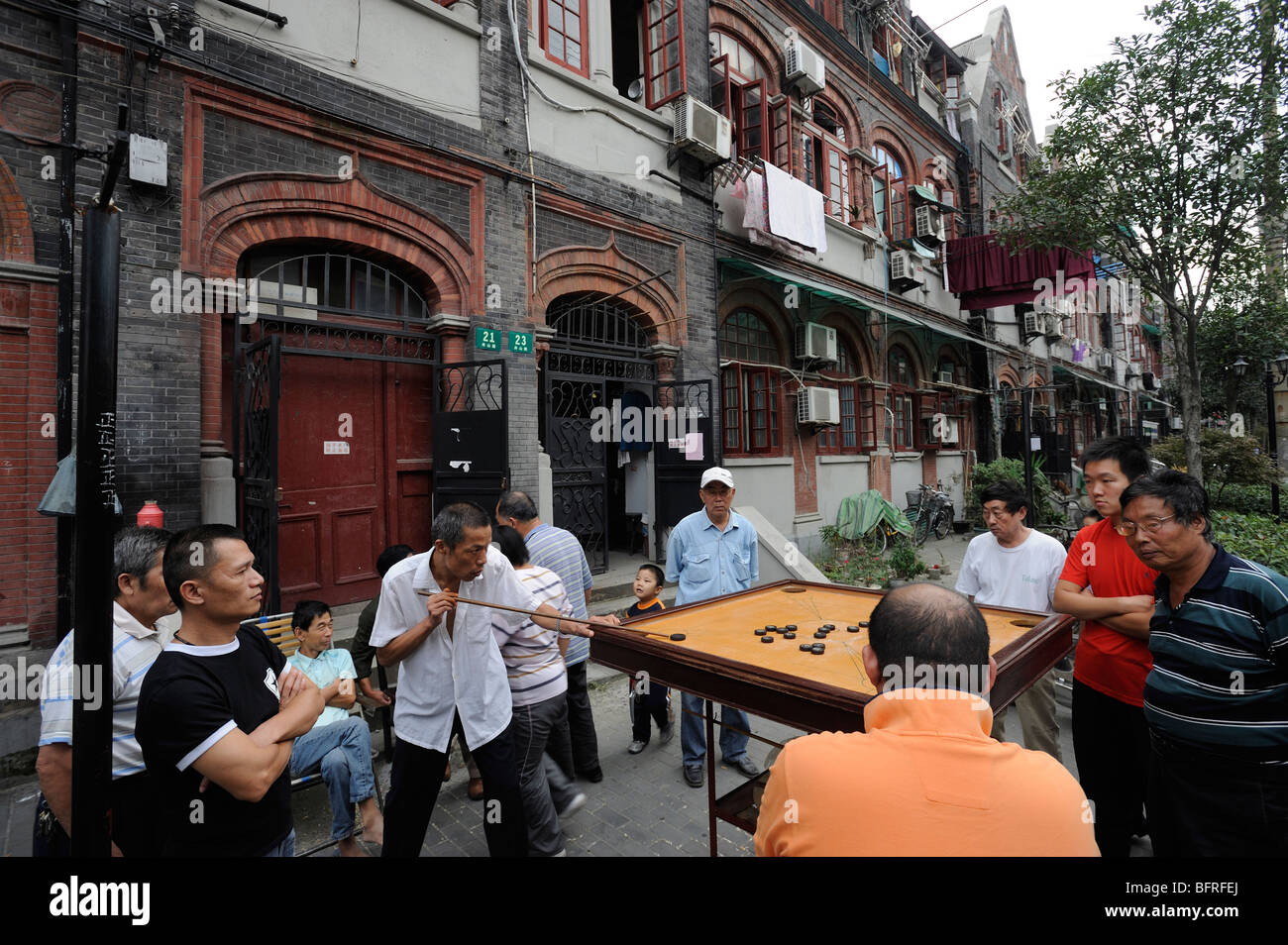 I residenti di giocare a biliardo in Zhoushan Road, parte della zona designata per lo stateless ebraico a Shanghai durante la Seconda Guerra Mondiale.2009 Foto Stock