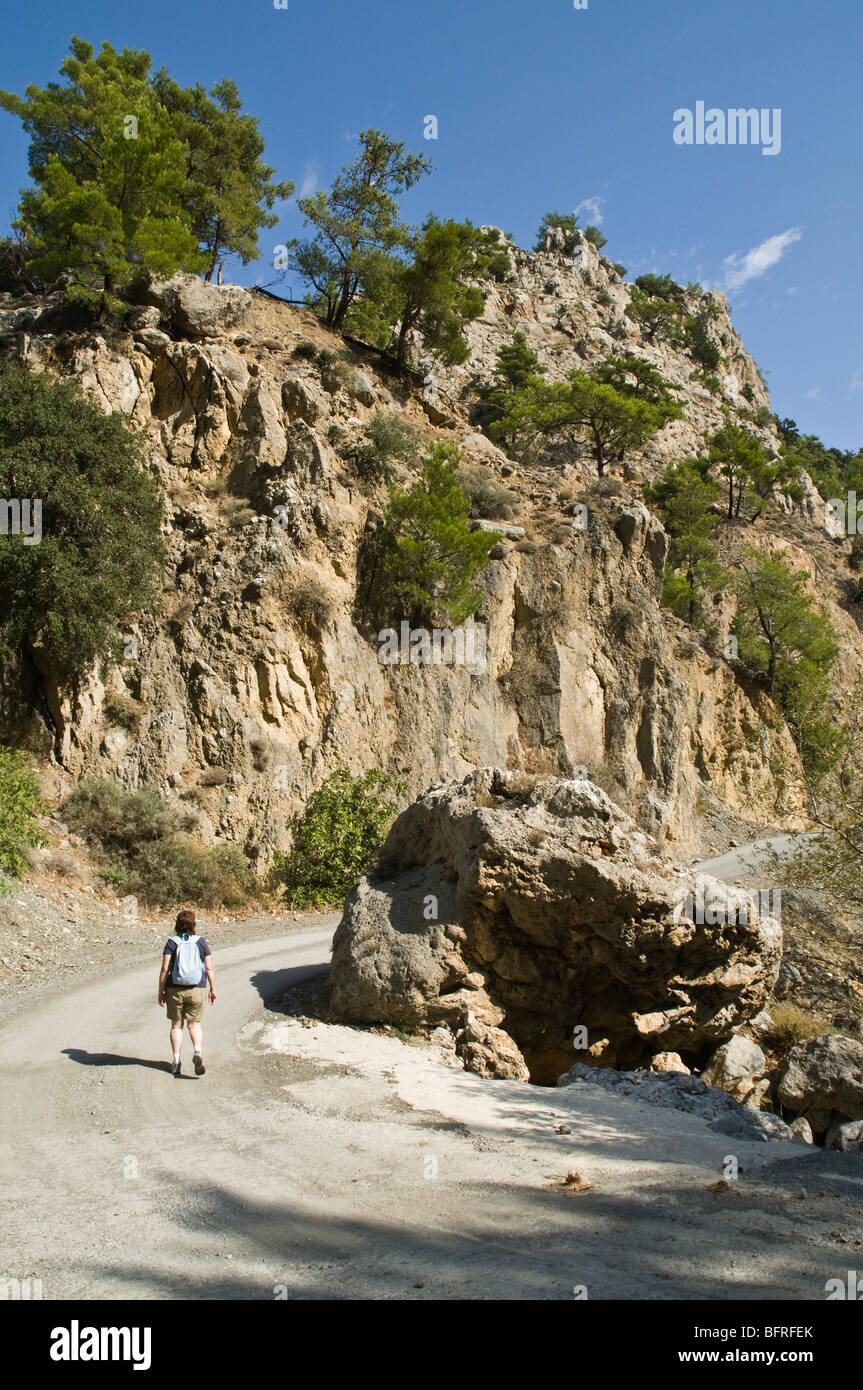 Dh area Metaxochori IERAPETRA Grecia CRETA Tourist donne backpacker camminare su per la montagna cretese via Foto Stock