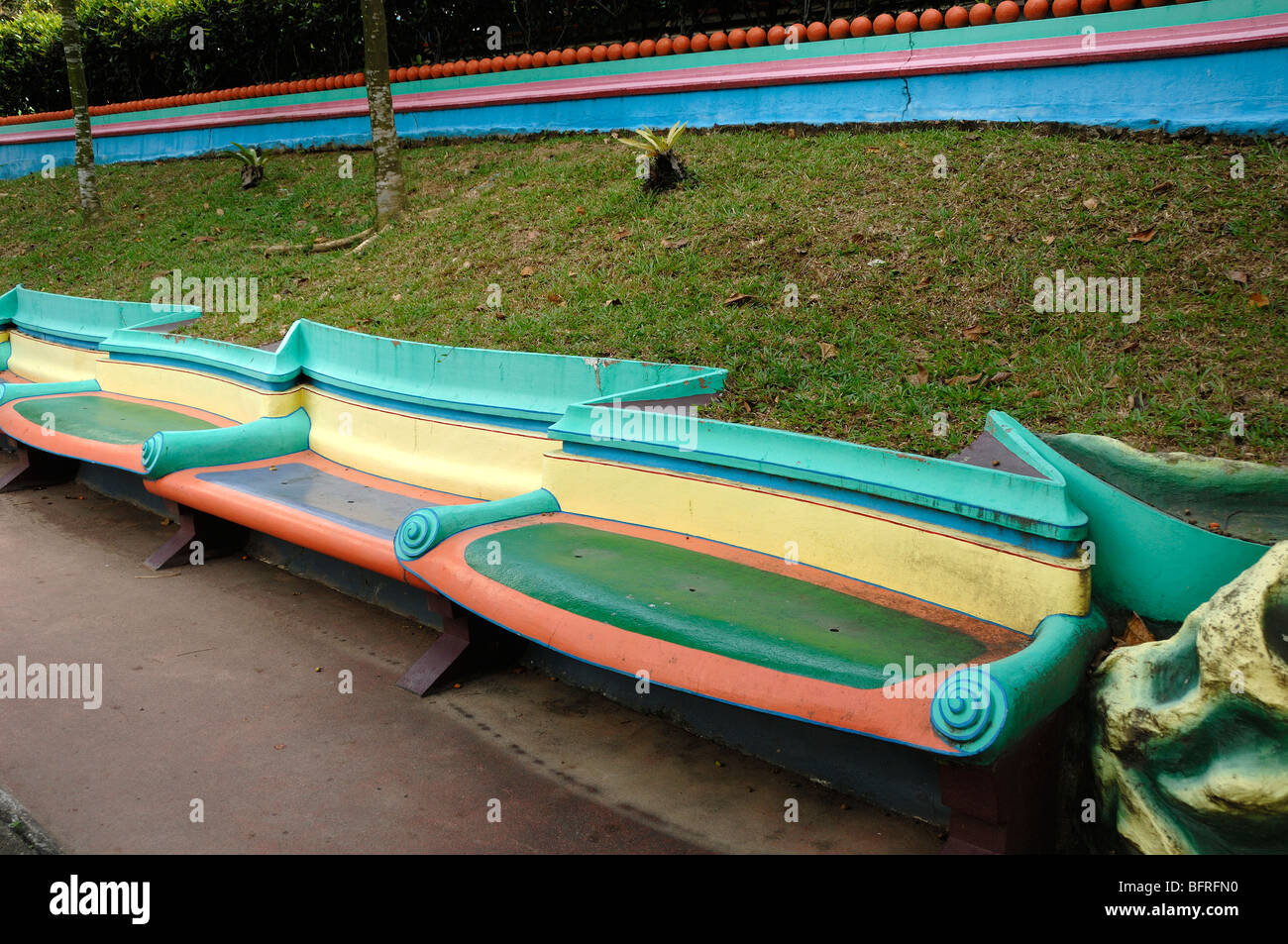 Multicolore o multicolore di cemento dipinta una panchina nel parco, panche o poltrone, Tiger Balm Gardens Chinese Theme Park, Singapore Foto Stock