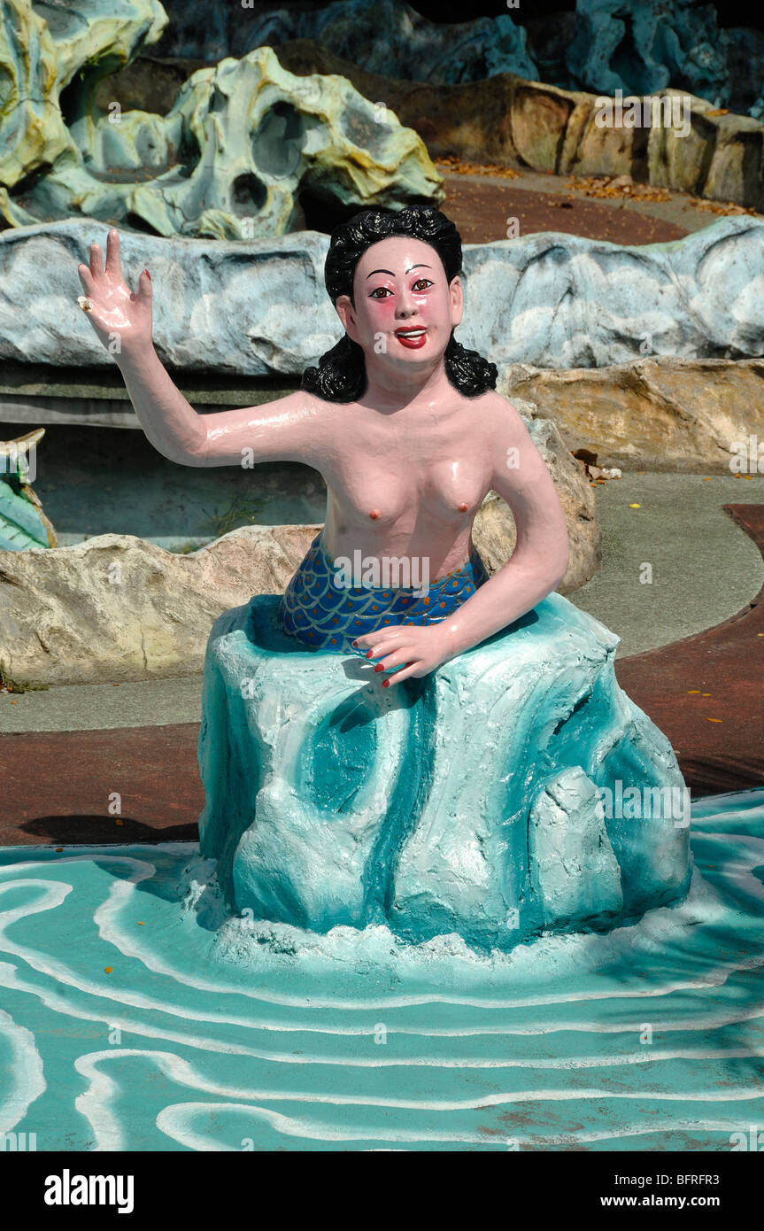 Statua di una sirena sventolando nella firma Pond, Tiger Balm Gardens Chinese Theme Park, Singapore Foto Stock