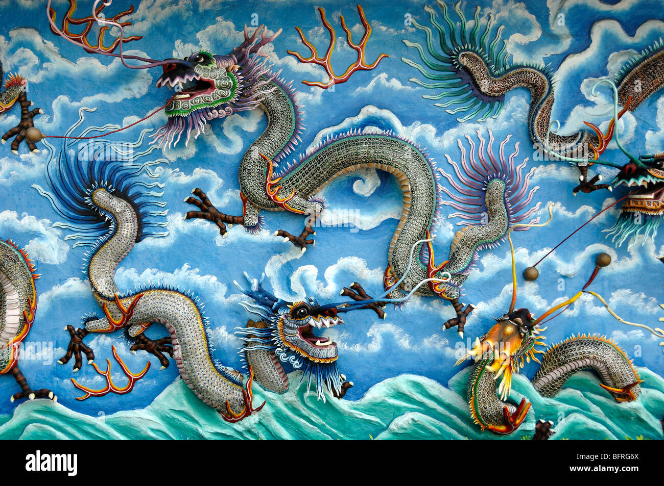 La parete del drago cinese con draghi, Tiger Balm Gardens Chinese Theme Park, Singapore Foto Stock