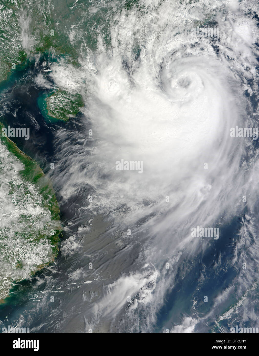 Tempesta tropicale Koppu quasi approdo oltre la Cina meridionale. Foto Stock