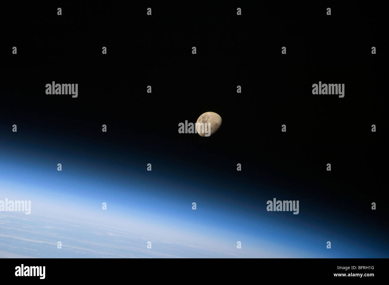 Agosto 30, 2009 - una luna gibbous visibile sopra atmosfera della terra. Foto Stock