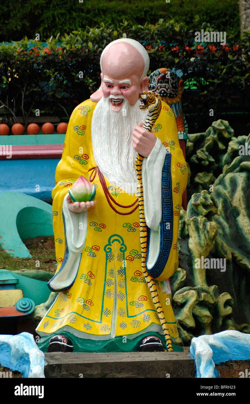 Statua o scultura di Shou, Dio cinese della longevità che porta la zucca con l'elisir della vita, Parco a tema Cinese dei Giardini del Balsamo della Tigre, Singapore Foto Stock