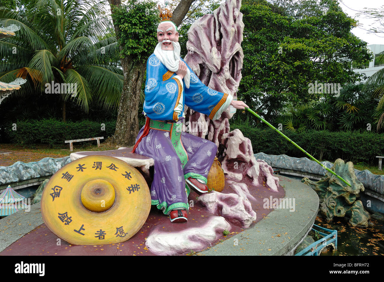 Jiang Ziya - cinese carattere folkloristico - Pesca, Tiger Balm Gardens Chinese Theme Park, Singapore Foto Stock