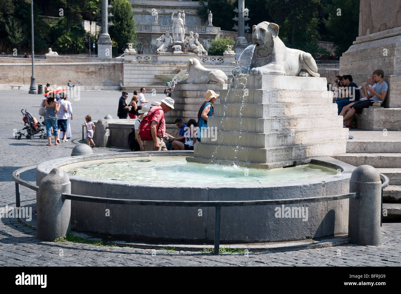 Fontana con Egyptian-style lion alla base dell'obelisco al centro di Piazza del Popolo, Roma Foto Stock