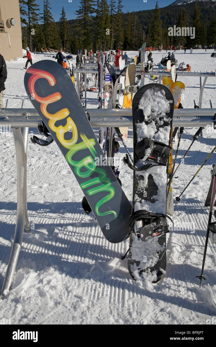 Snowboard su un rack a un Mount Bachelor Area sciistica in Oregon. Foto Stock