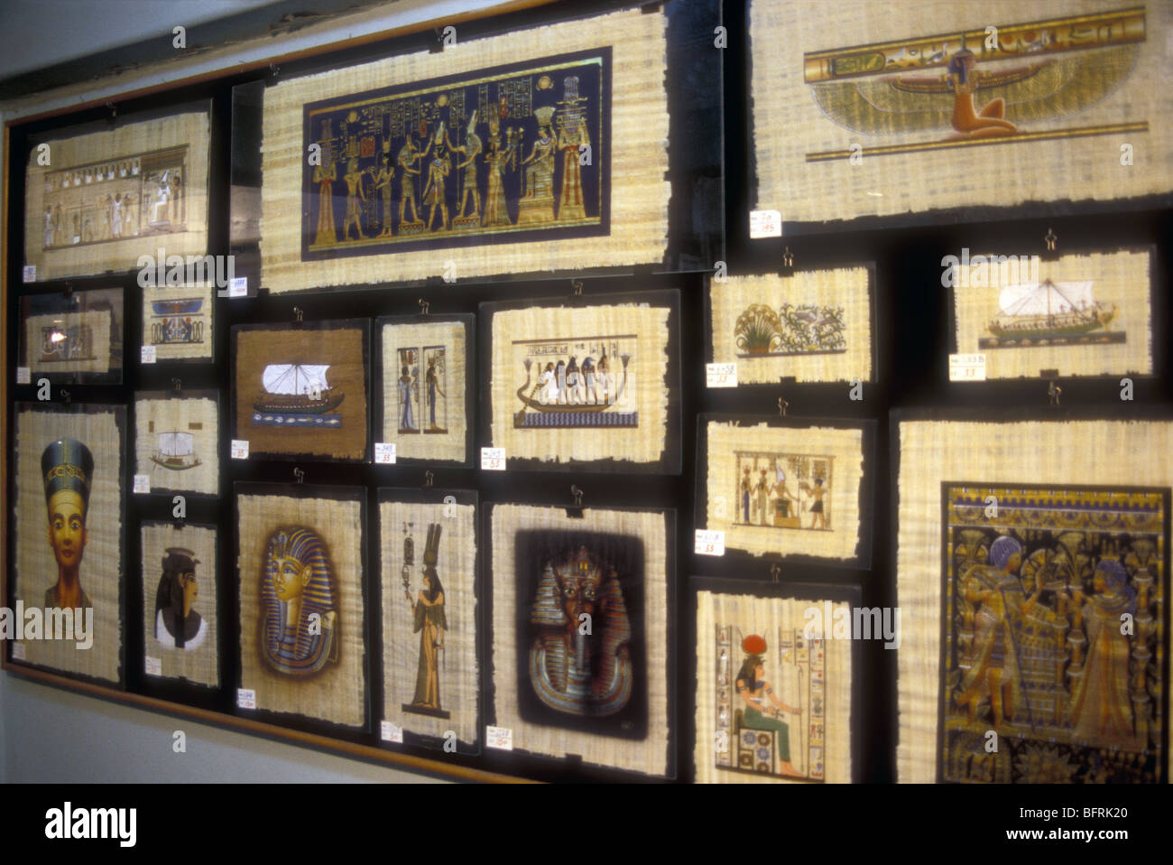 Campioni di immagini e disegni realizzati su papiro in vendita presso la fabbrica tra Giza e Il Cairo Egitto nord Africa Foto Stock