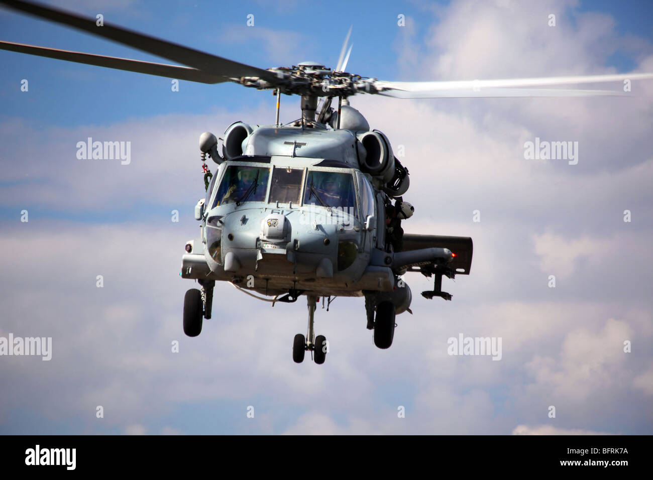 I piloti della marina in un SH-60F Seahawk condotta approccio finale per l'atterraggio. Foto Stock