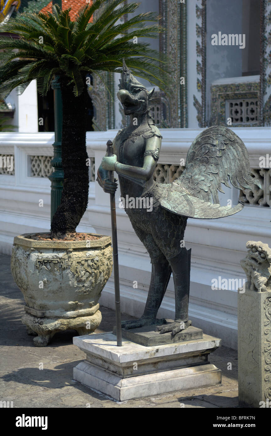 Nok Tantima (Tantima uccello) guardia del Viharn Yod, Phra Nakhon, il Grand Palace, Bangkok, Thailandia Foto Stock