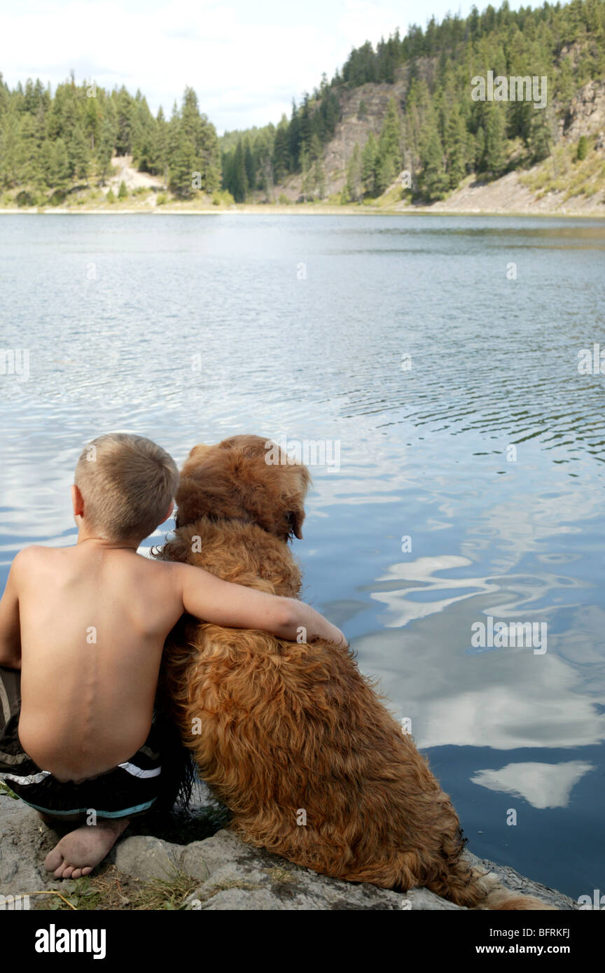 Ragazzo cane a lago Foto Stock