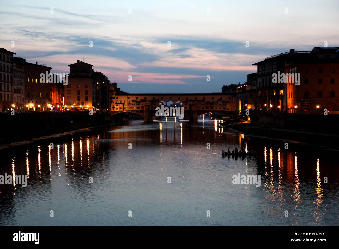 Vista del Ponte Vecchio fiume Arno al tramonto, a Firenze, Roma Foto Stock