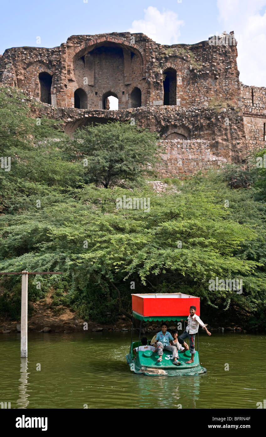 Ragazzi su un pedalò. Il lago fuori Purana Qila. New Delhi. India Foto Stock