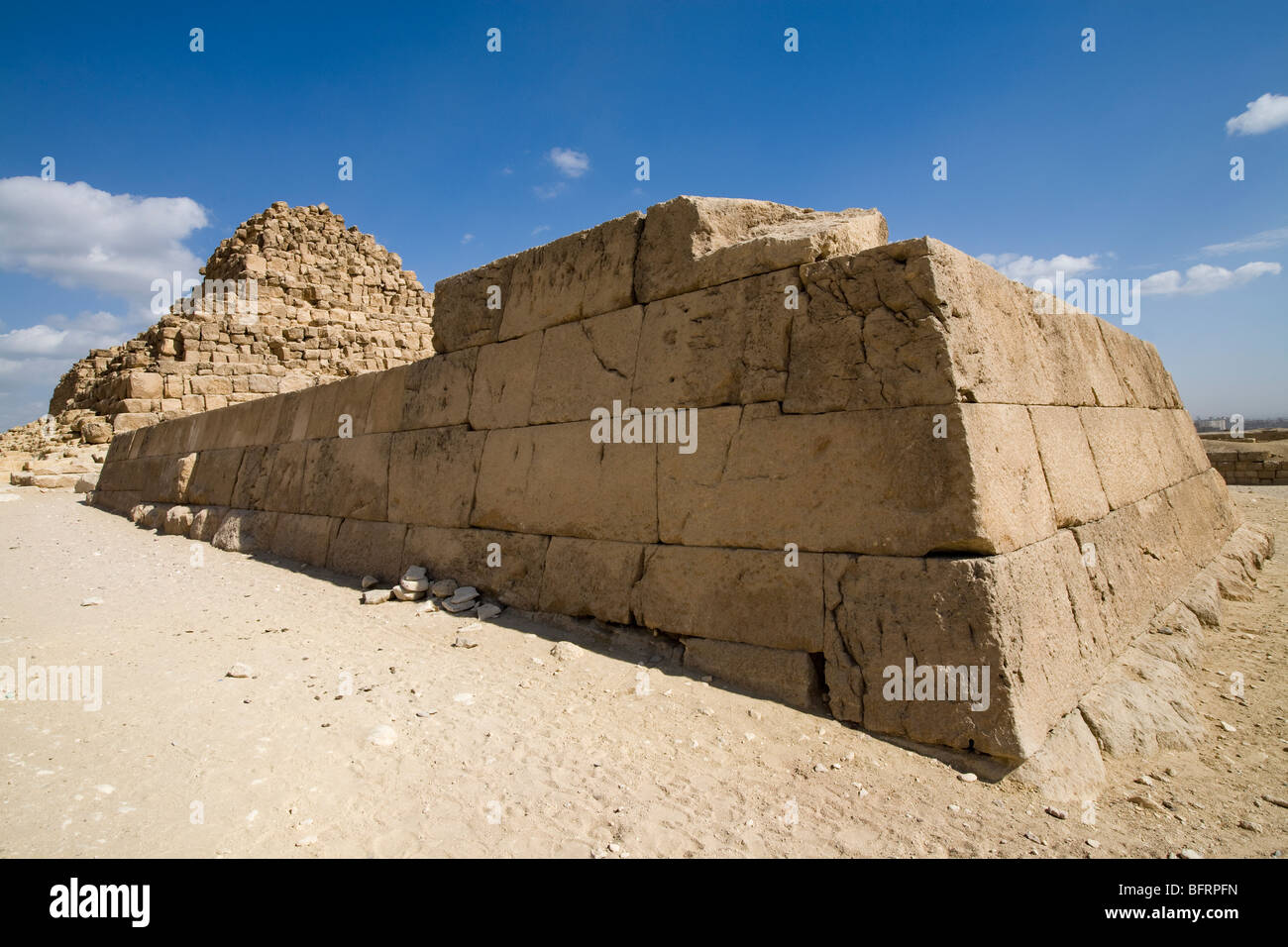 Vestito pareti delle piramidi Satellite sull'Altopiano di Giza Il Cairo, Egitto Foto Stock