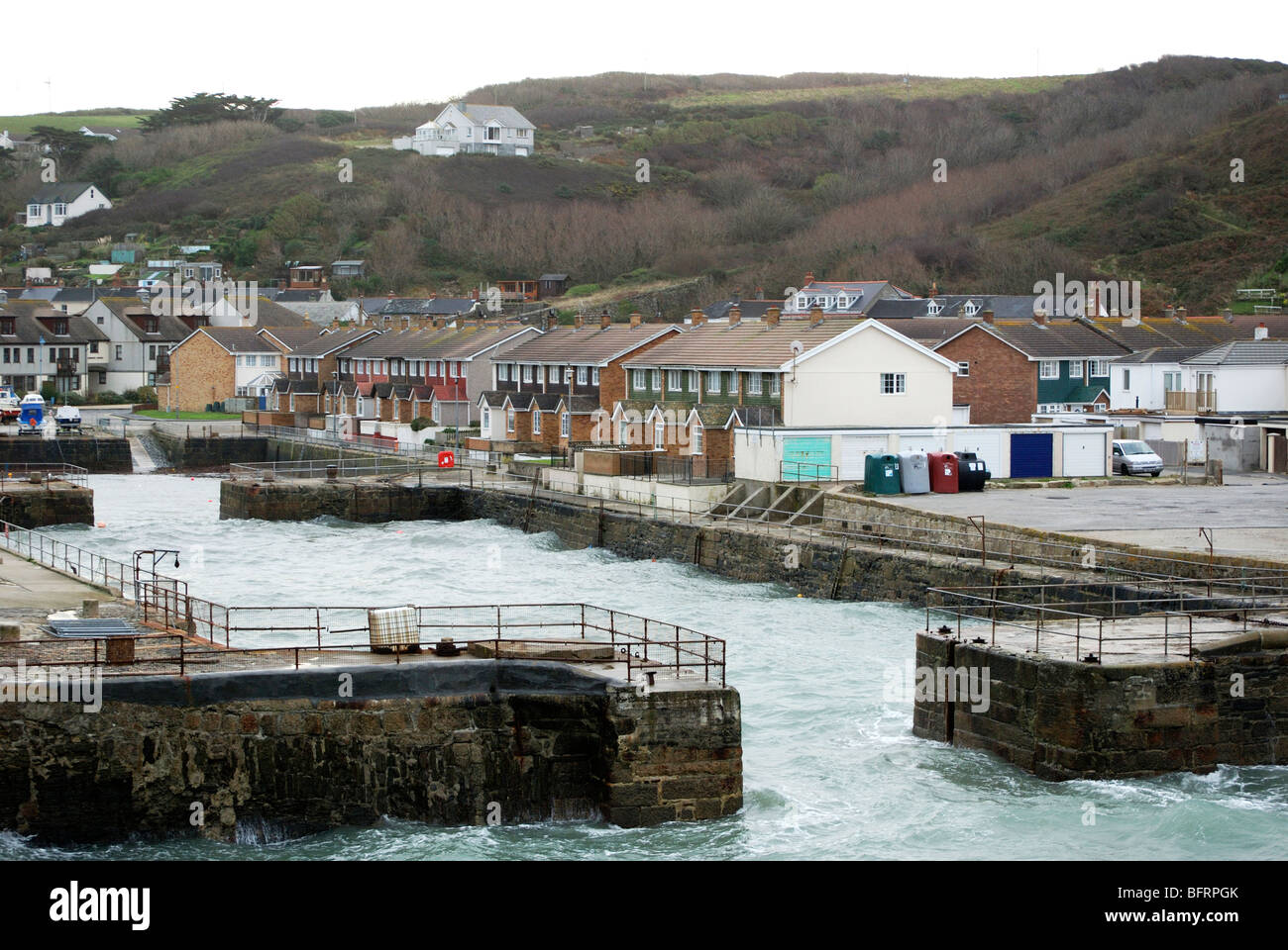 Alta Marea nel porto a portreath in cornwall, Regno Unito Foto Stock