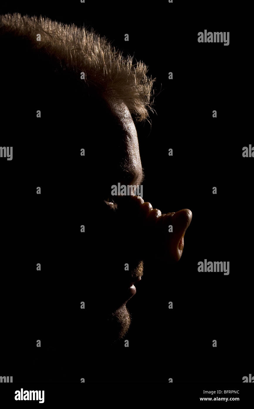 40 anno vecchio con l'influenza suina, su sfondo nero. Foto Stock