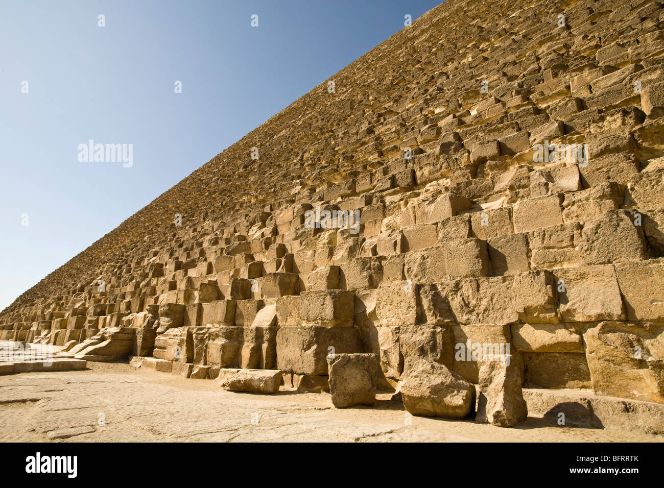 Una montagna di blocchi a grandi piramidi di Giza Il Cairo, Egitto Foto Stock