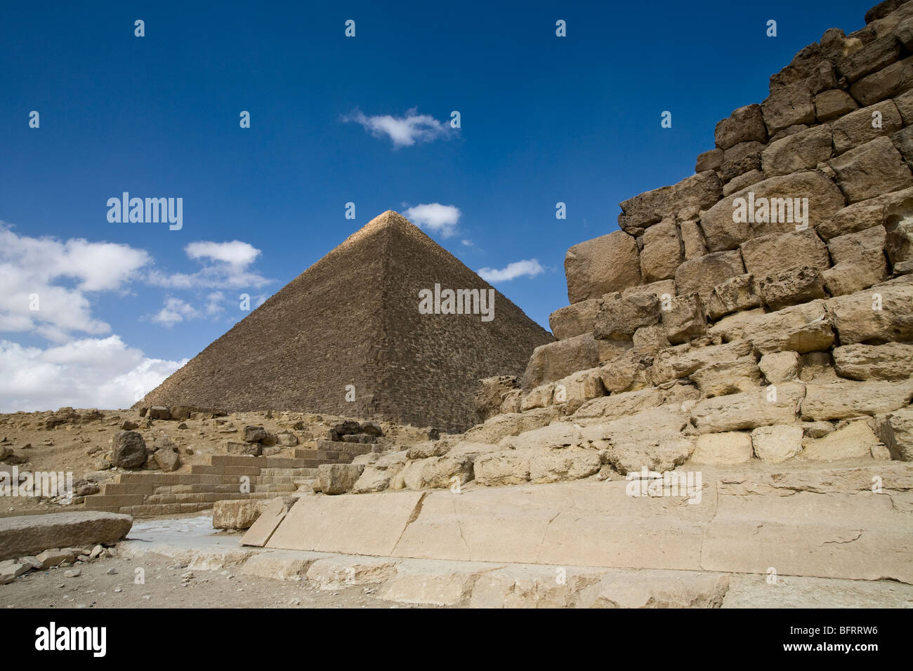 Le Grandi Piramidi di Giza, altopiano di Giza, il Cairo, Egitto Foto Stock