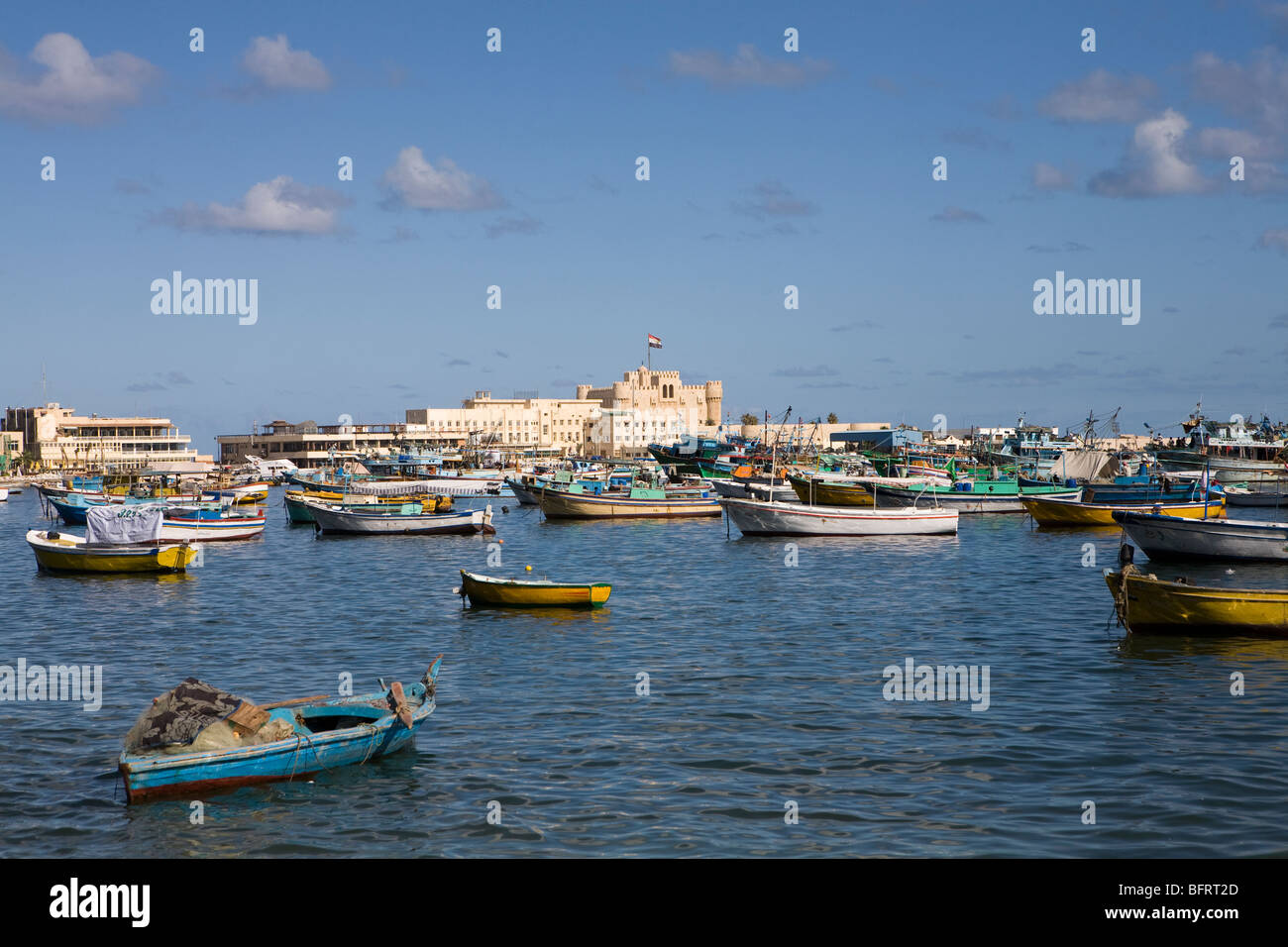 Barche in acqua nella parte anteriore del fort del sultano Qaitbay presso il Porto orientale della città di Alessandria, Egitto Foto Stock