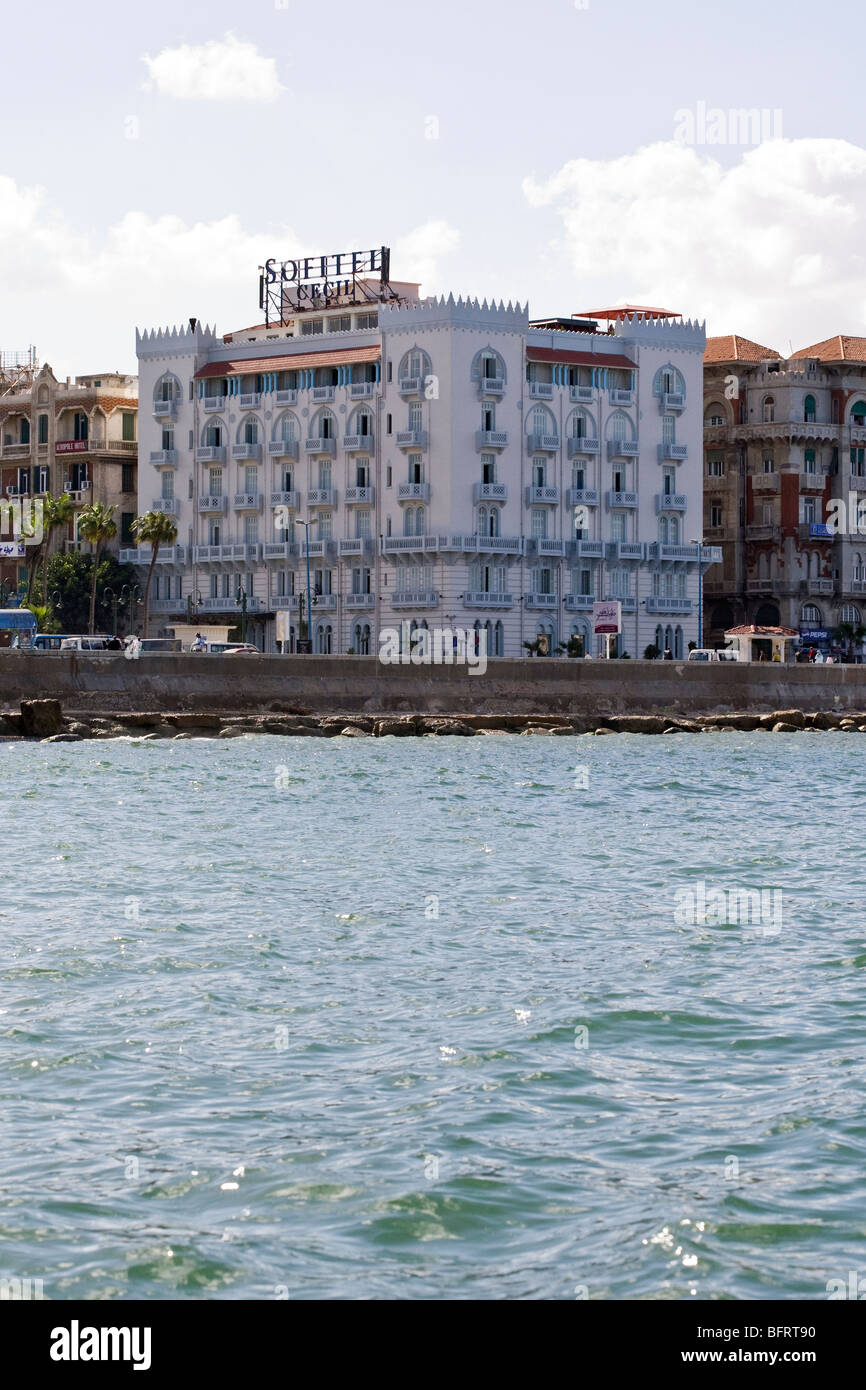 Il Sofitel Cecil Hotel sulla corniche in Alessandria, Egitto visto da una barca in porto. Foto Stock