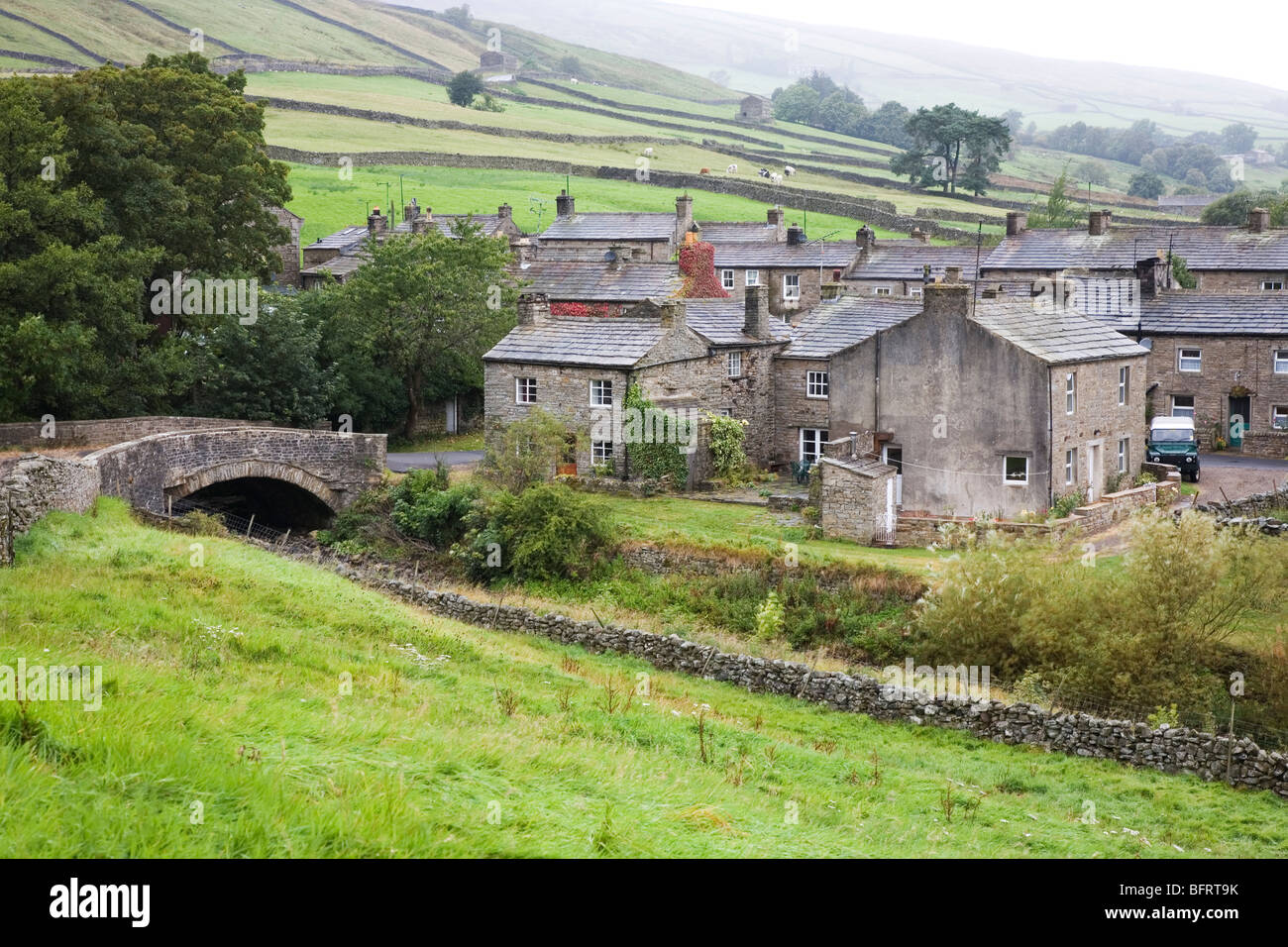 Il piccolo Yorkshire Dales villaggio di Thwaite, Swaledale, North Yorkshire, Regno Unito Foto Stock