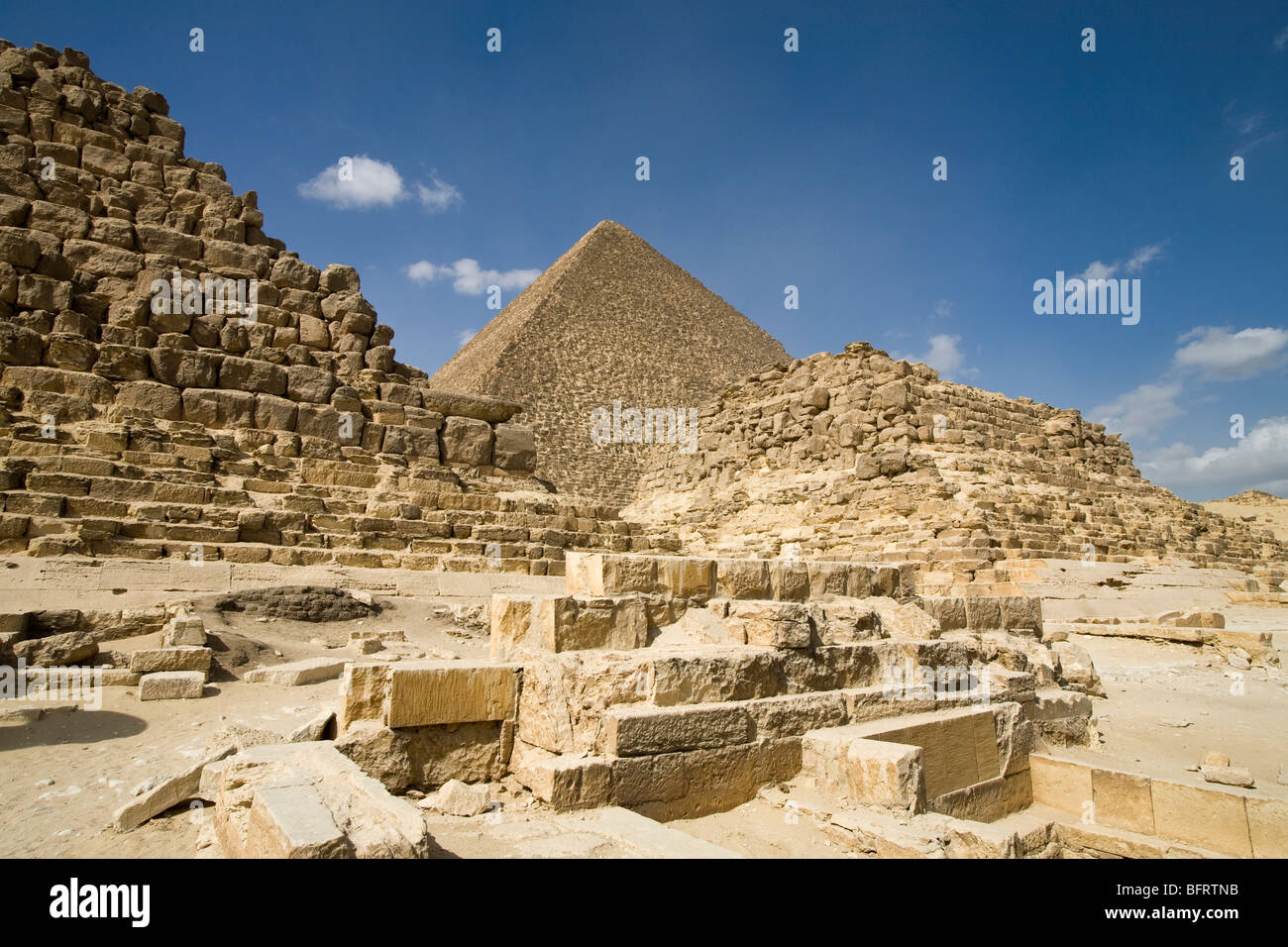 Piramide di Khufu sull'altopiano di Giza, le Grandi Piramidi di Giza, il Cairo, Egitto Foto Stock
