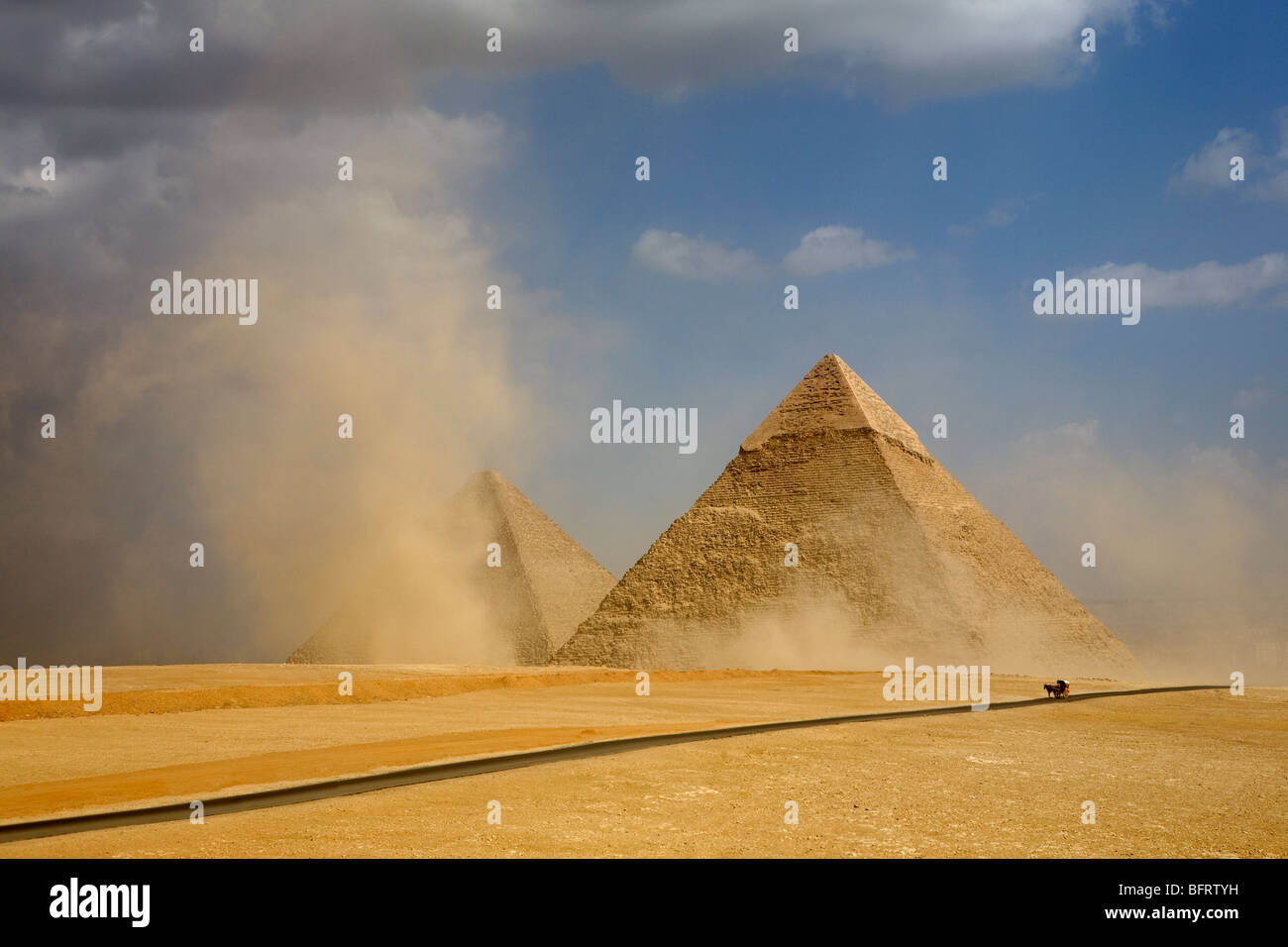 Panorama delle grandi piramidi di Giza in una tempesta di polvere presa dal punto di vista nel deserto, Giza, il Cairo, Egitto Foto Stock
