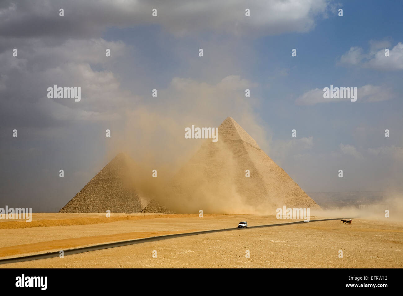 Panorama delle grandi piramidi di Giza in una tempesta di polvere presa dal punto di vista nel deserto, Giza, il Cairo, Egitto Foto Stock