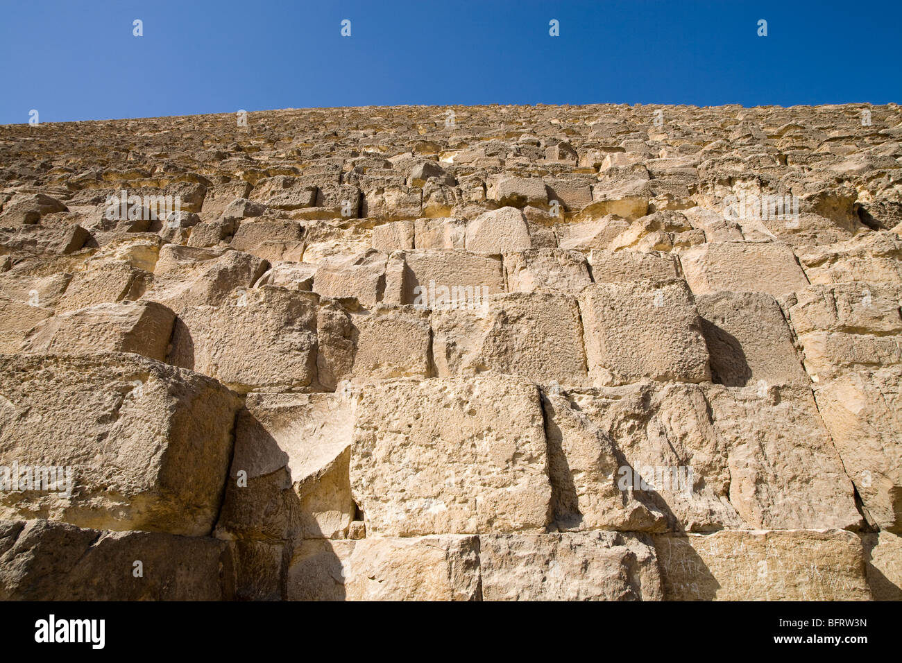 Guardando verso il cielo in corrispondenza dei blocchi utilizzati nella costruzione delle piramidi di Giza Il Cairo, Egitto Foto Stock