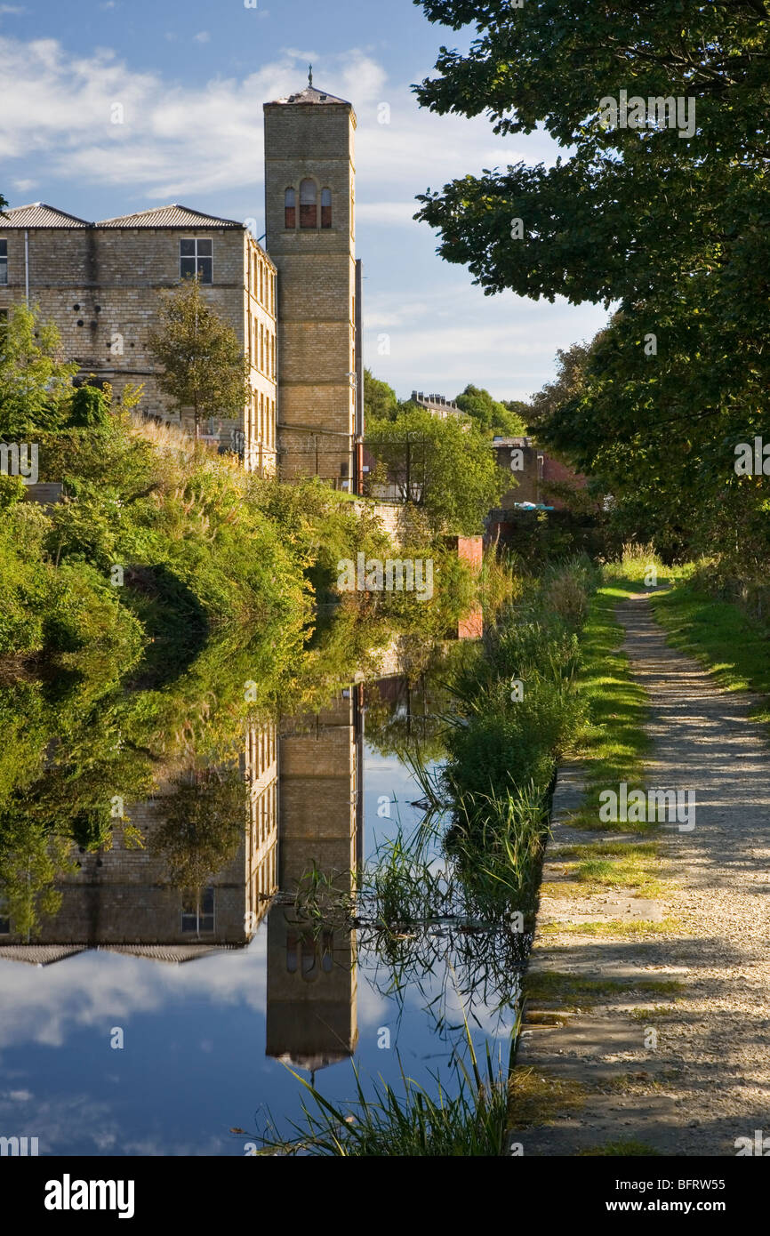 L Huddersfield stretto canale e vecchio edificio del mulino a Slaithwaite nel Colne Valley, Huddersfield, West Yorkshire, Regno Unito Foto Stock