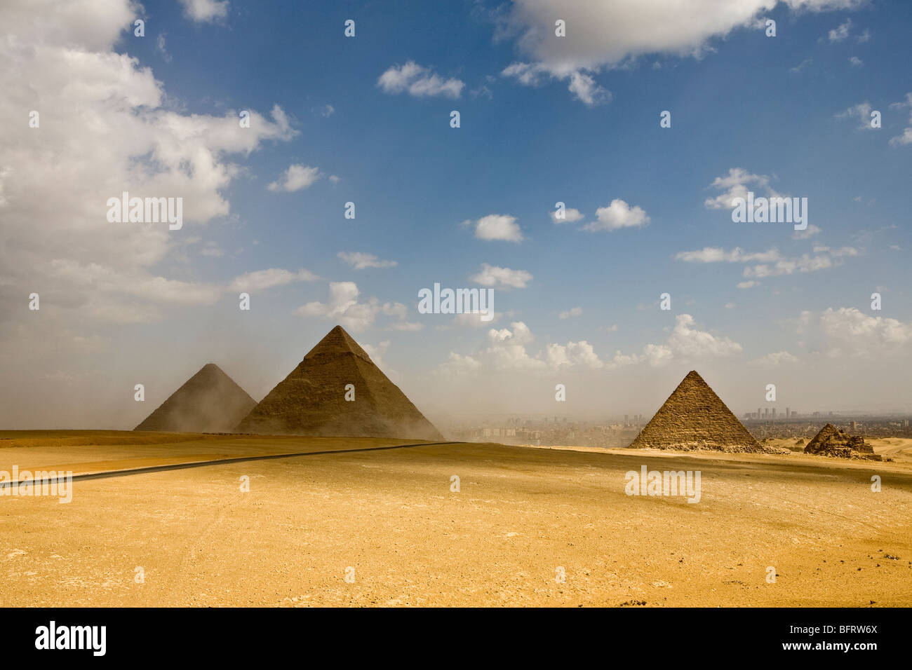 Panorama delle grandi piramidi di Giza preso dal punto di vista nel deserto, Giza, il Cairo, Egitto Foto Stock
