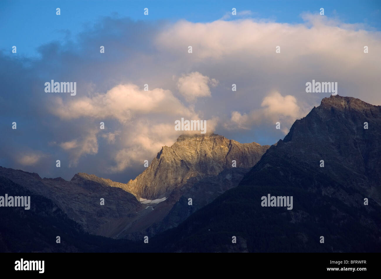 Grauson picco di montagna e dietro la montagna Tersiva, punto Tersive, Italia Foto Stock