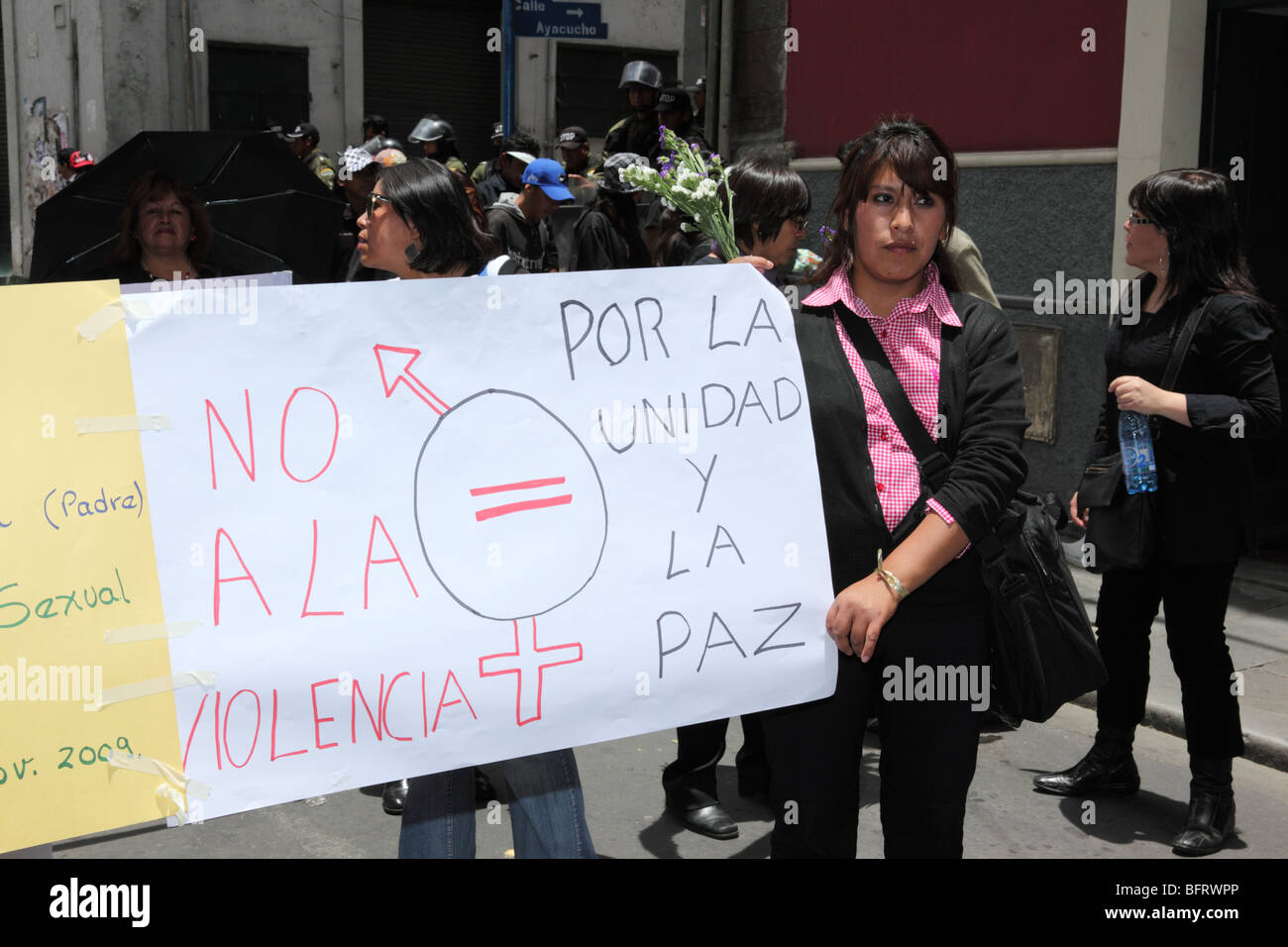 Una donna ha un cartello che chiede l'uguaglianza e la pace a marzo per la giornata internazionale di non violenza contro le donne (25 novembre), la Paz, Bolivia Foto Stock