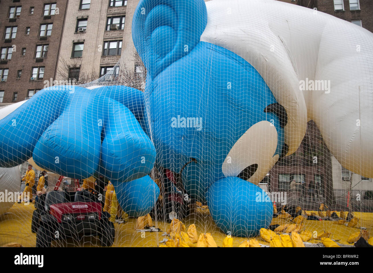 Puffo palloncino che viene insufflato in alto per il 2009 Macy's Thanksgiving Day Parade Foto Stock